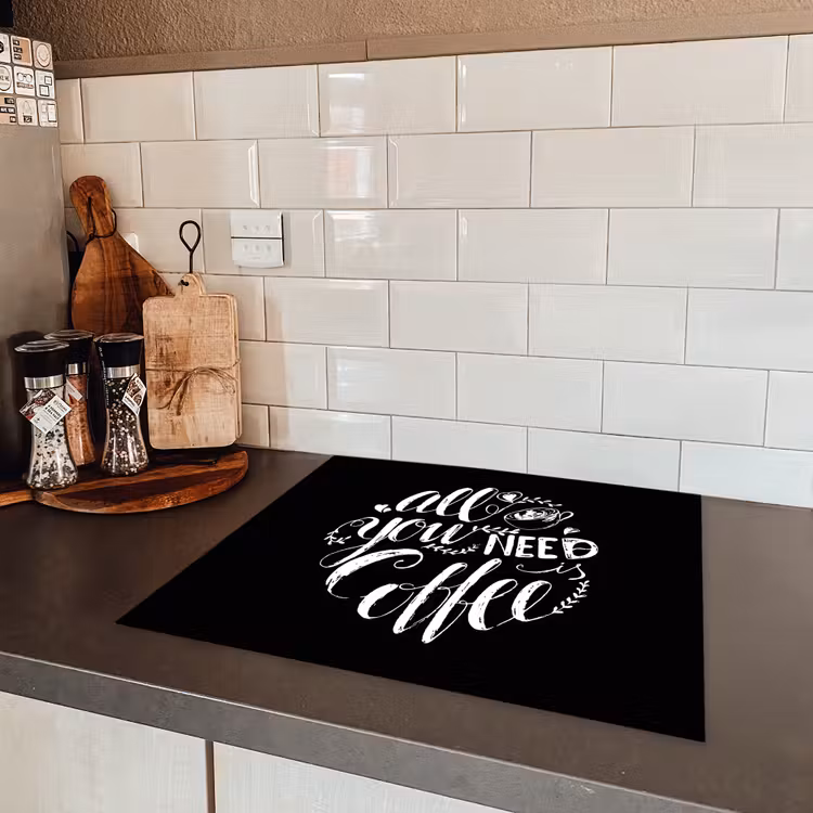 Quote - All you need is caffee - Zwart Inductie beschermer vinyl 3mm middel -sfeer3