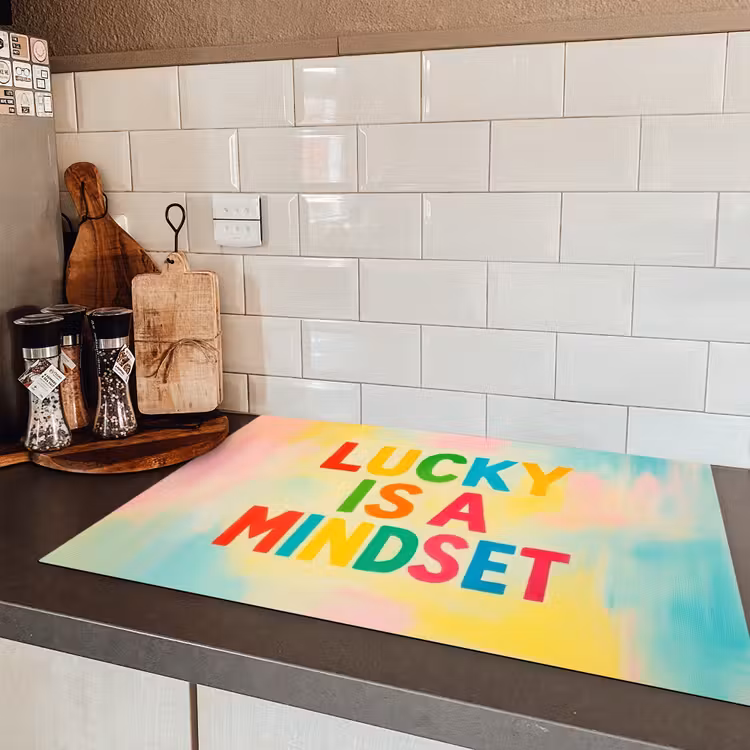 Quote - Lucky - Regenboogkleuren Inductie beschermer vinyl 3mm klein -sfeer3
