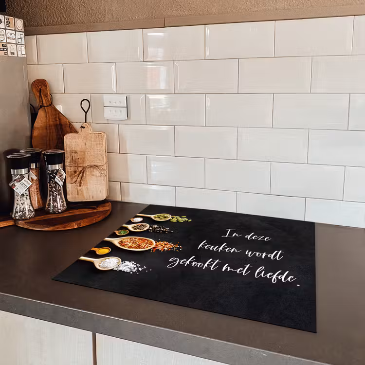 Quotes - Keuken - Spreuken - In deze keuken wordt gekookt met liefde - Liefde Inductie beschermer vinyl 3mm middel -sfeer3