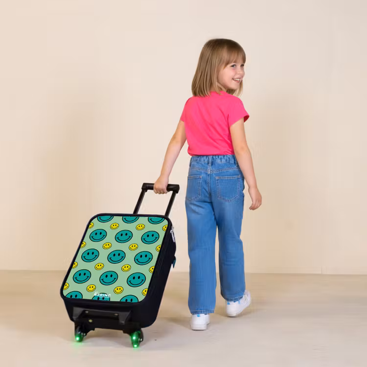 All smiles groen Kinderkoffer - Zwart klein -sfeer1