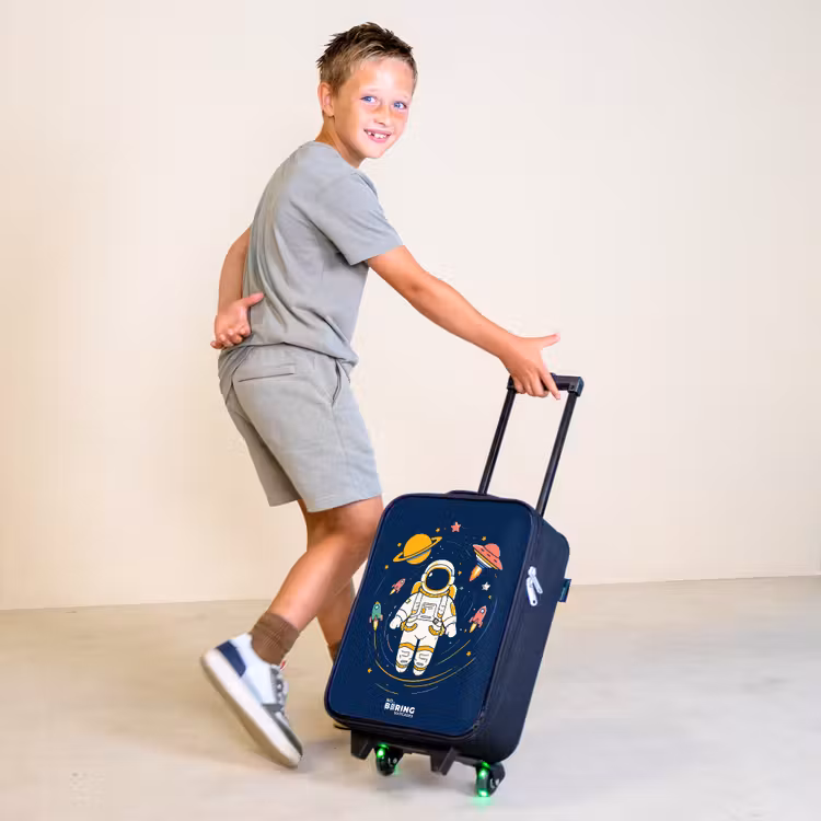 Astronaut - Planeet - Sterren - Raket Kinderkoffer - Zwart klein -sfeer3