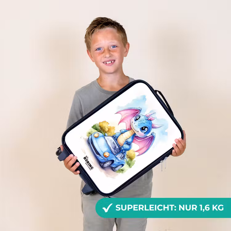 Baby draak op blauwe auto in bosrijk landschap Kinderkoffer - Zwart klein -sfeer4_DE