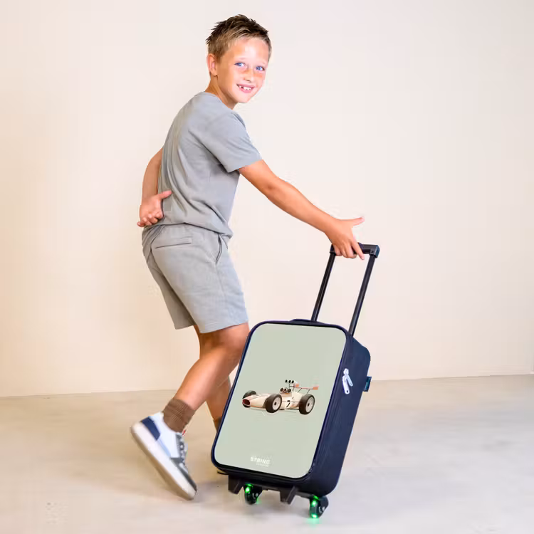 Beige retro raceauto op groen achtergrond Kinderkoffer - Zwart klein -sfeer3