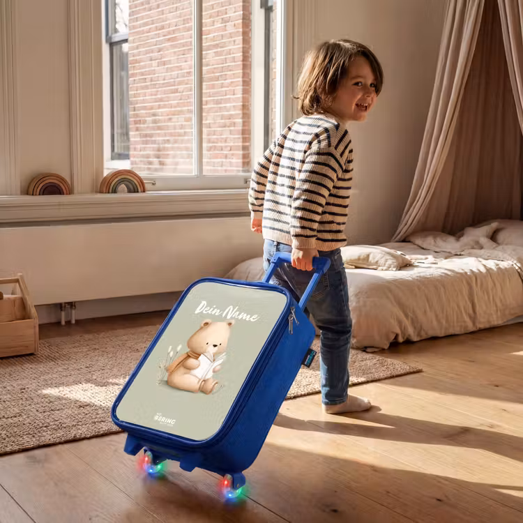 Een bruine beer met een boek - Groen Kinderkoffer - Blauw klein -sfeer1