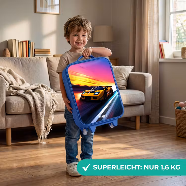 Gele raceauto bij kleurrijke zonsondergang Kinderkoffer - Blauw klein -sfeer2_DE