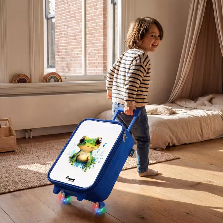 Groene kikker met grote ogen op witte achtergrond Kinderkoffer - Blauw klein -sfeer1