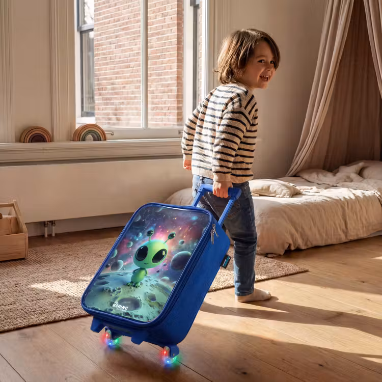 Groen buitenaards wezentje op maanlandschap Kinderkoffer - Blauw klein -sfeer1