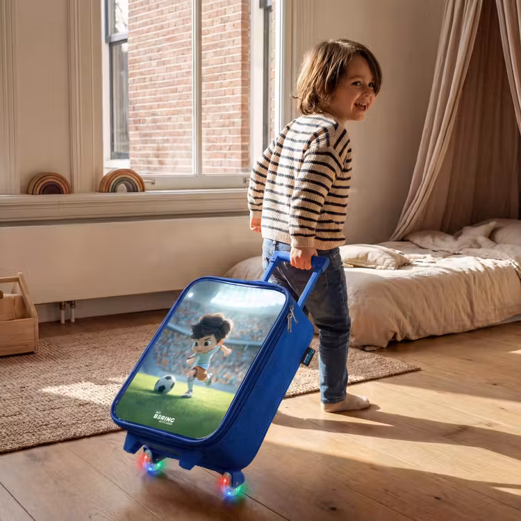 Jongen - Voetbal - Stadion - Zonlicht Kinderkoffer - Blauw klein -sfeer1