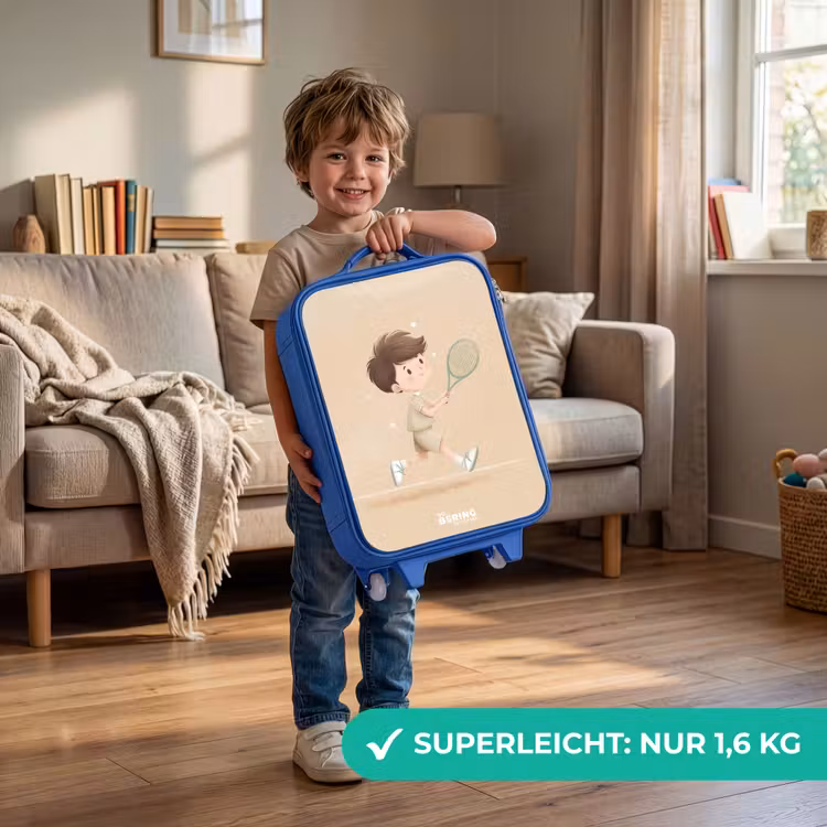 Jongen speelt tennis op zandkleurige achtergrond Kinderkoffer - Blauw klein -sfeer2_DE