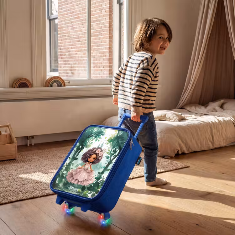 Meisje met donkere krullen in het bos Kinderkoffer - Blauw klein -sfeer1