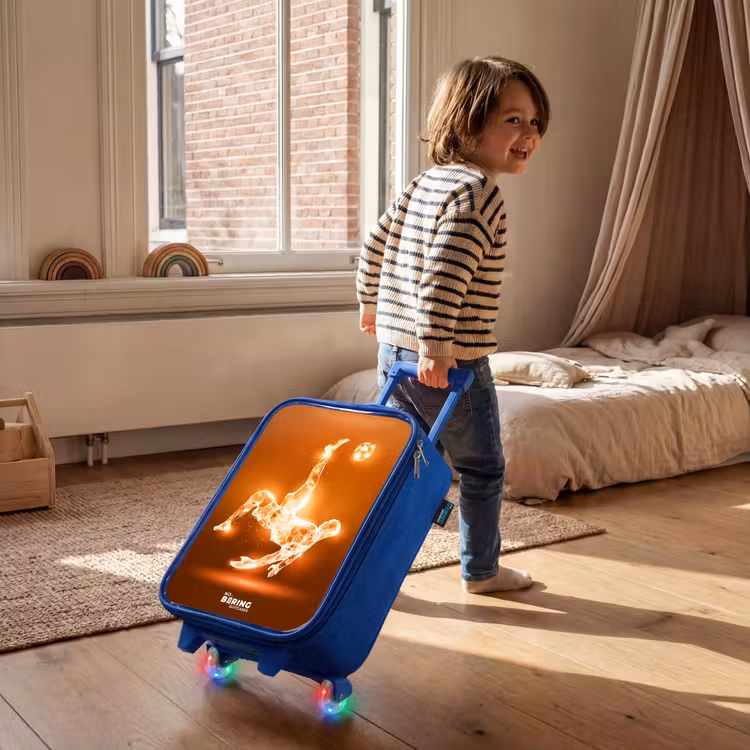 Oranje lichtvoetballer in zweefmoment Kinderkoffer - Blauw klein -sfeer1