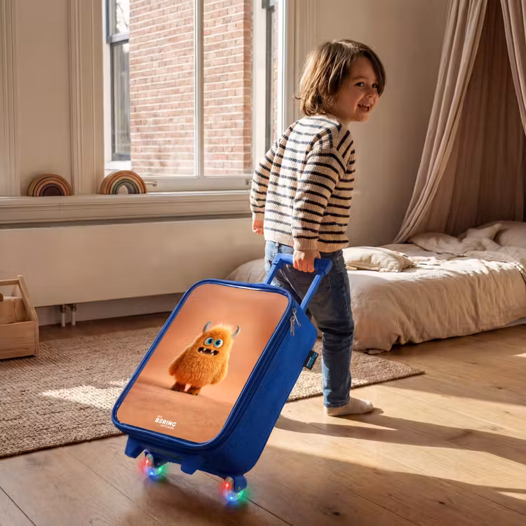 Oranje Pluizig Monster met Hoorns Kinderkoffer - Blauw klein -sfeer1