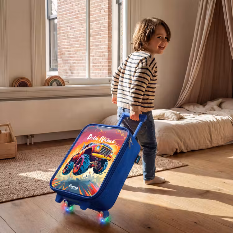 Roze Monstertruck Vliegt over het Asfalt Kinderkoffer - Blauw klein -sfeer1
