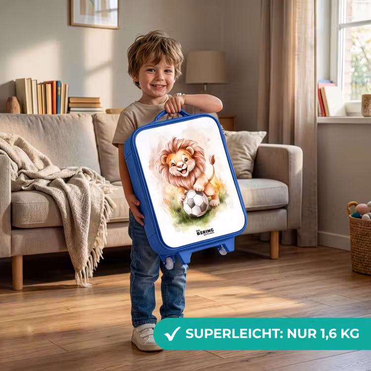 Speelse leeuw met voetbal op grasveld Kinderkoffer - Blauw klein -sfeer2_DE