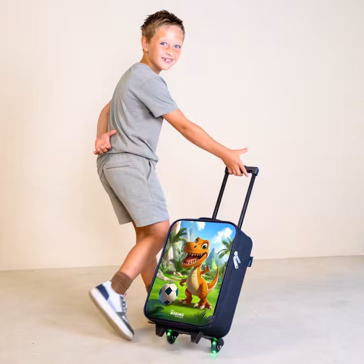 Dino met een voetbal in groen landschap Kinderkoffer - Zwart klein -sfeer3
