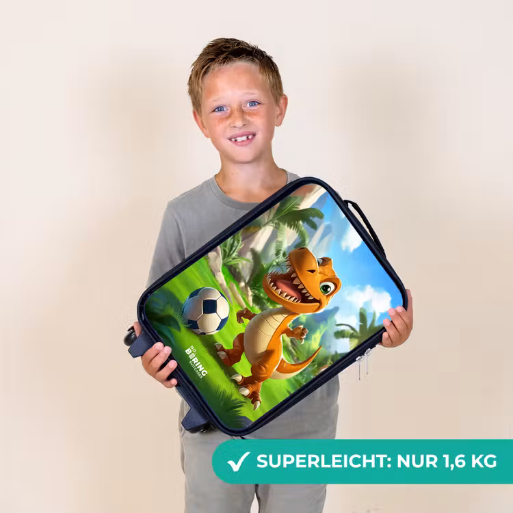 Dino met een voetbal in groen landschap Kinderkoffer - Zwart klein -sfeer4_DE