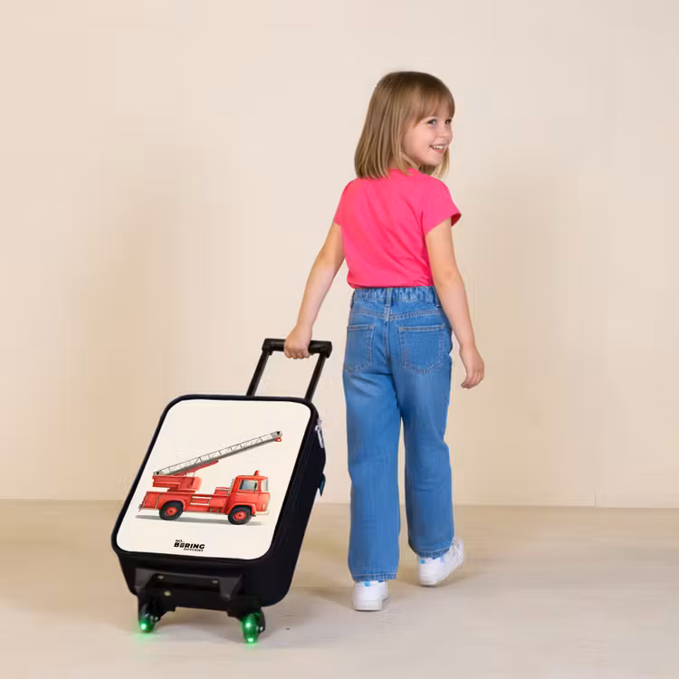 Brandweerwagen - Getekend - Rood Kinderkoffer - Zwart klein -sfeer1
