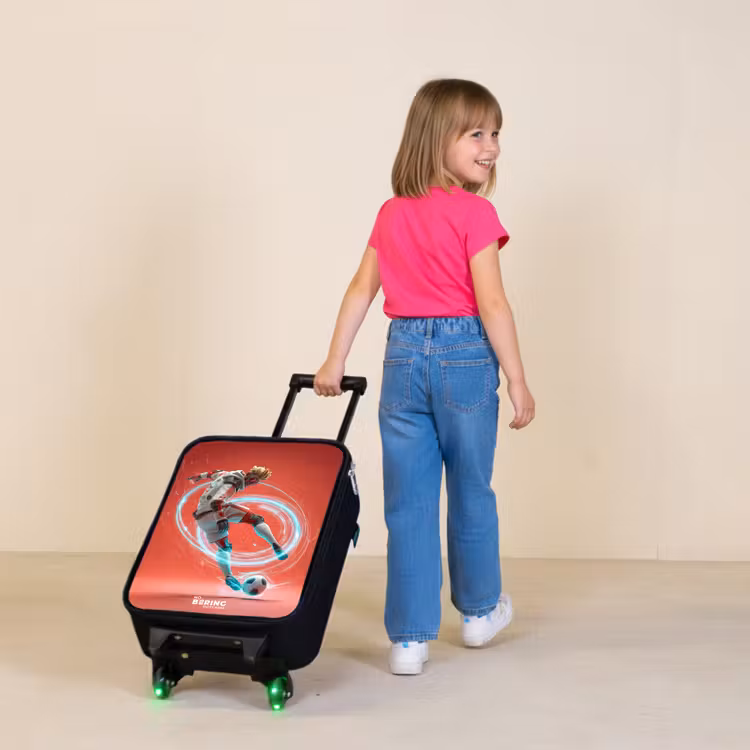 Voetbal - Jongen - Rood - Lichtcirkel Kinderkoffer - Zwart klein -sfeer1