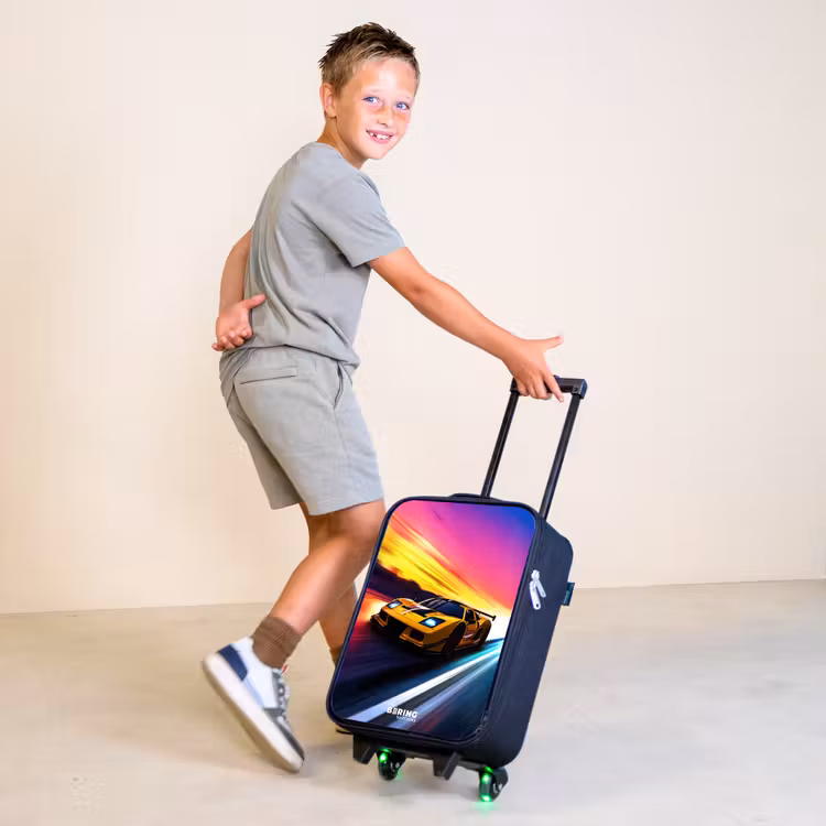 Gele raceauto bij kleurrijke zonsondergang Kinderkoffer - Zwart klein -sfeer3