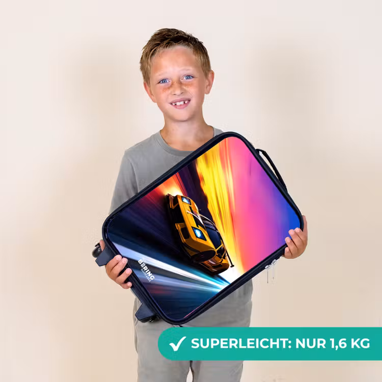 Gele raceauto bij kleurrijke zonsondergang Kinderkoffer - Zwart klein -sfeer4_DE