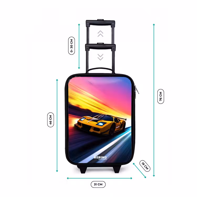 Gele raceauto bij kleurrijke zonsondergang Kinderkoffer - Zwart klein -productfoto_formaten
