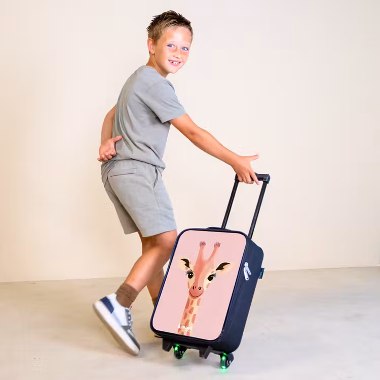 Giraffe - Wimpers - Minimalistisch - Roze Kinderkoffer - Zwart klein -sfeer3