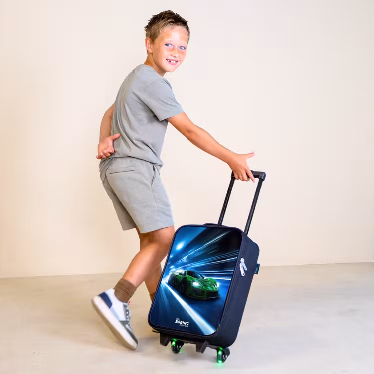 Groene supercar flitst door neonlicht Kinderkoffer - Zwart klein -sfeer3