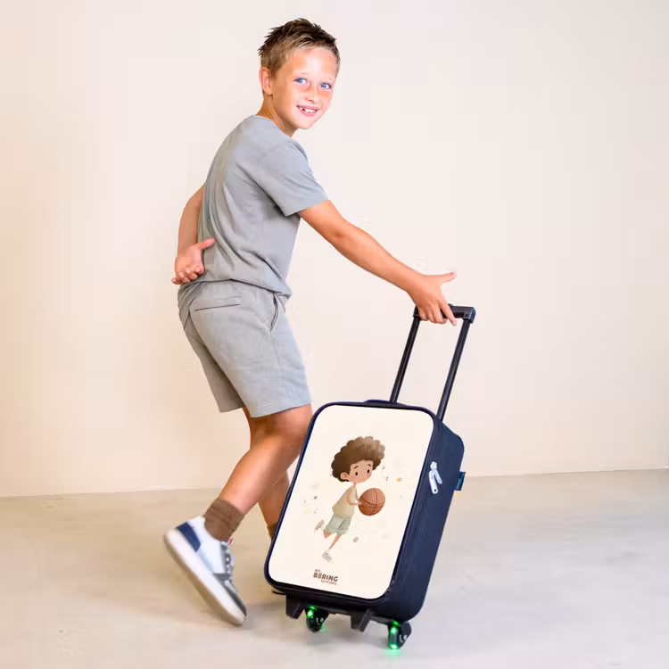 Jongen met een basketbal in beige kleuren Kinderkoffer - Zwart klein -sfeer3