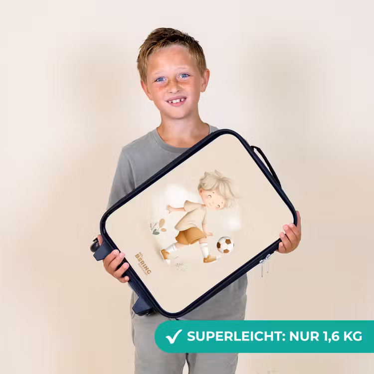 Jongen met een voetbal in beige kleuren Kinderkoffer - Zwart klein -sfeer4_DE