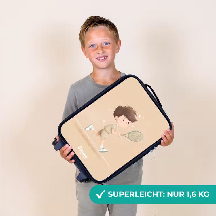 Jongen speelt tennis op zandkleurige achtergrond Kinderkoffer - Zwart klein -sfeer4_DE