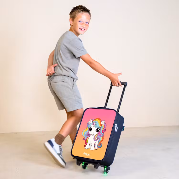 Kleine eenhoorn met regenboog kleuren Kinderkoffer - Zwart klein -sfeer3