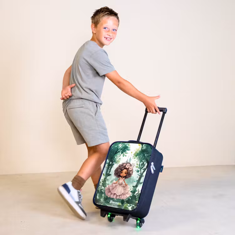 Meisje met donkere krullen in het bos Kinderkoffer - Zwart klein -sfeer3