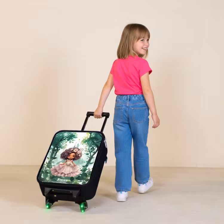 Meisje met donkere krullen in het bos Kinderkoffer - Zwart klein -sfeer1