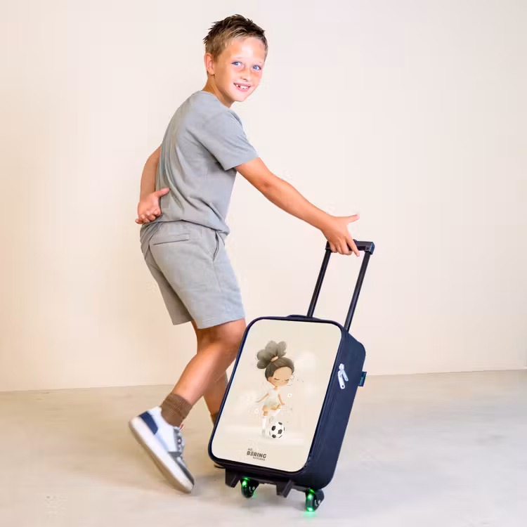 Meisje met een voetbal in beige kleuren Kinderkoffer - Zwart klein -sfeer3