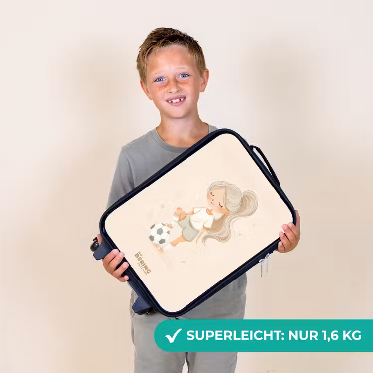 Meisje met een voetbal in beige kleuren Kinderkoffer - Zwart klein -sfeer4_DE
