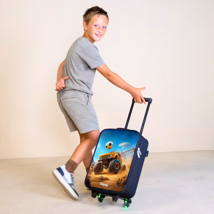 Monstertruck scoort goal in woestijnstadion Kinderkoffer - Zwart klein -sfeer3