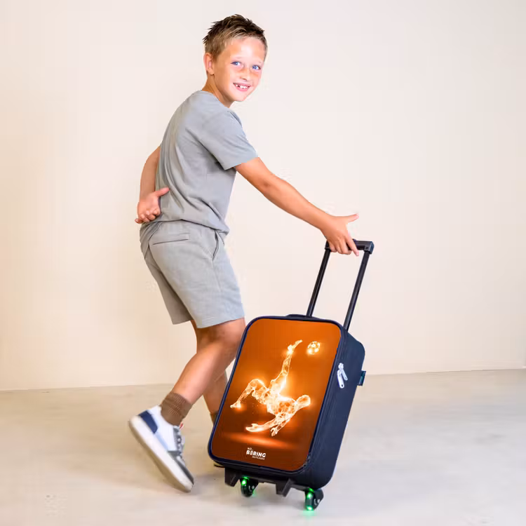 Oranje lichtvoetballer in zweefmoment Kinderkoffer - Zwart klein -sfeer3