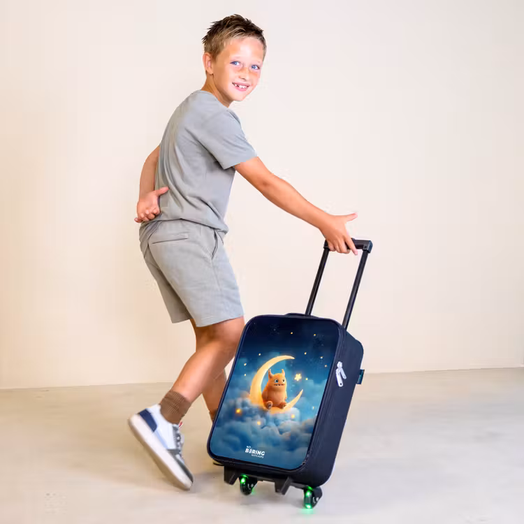 Oranje monster op maansikkel Kinderkoffer - Zwart klein -sfeer3