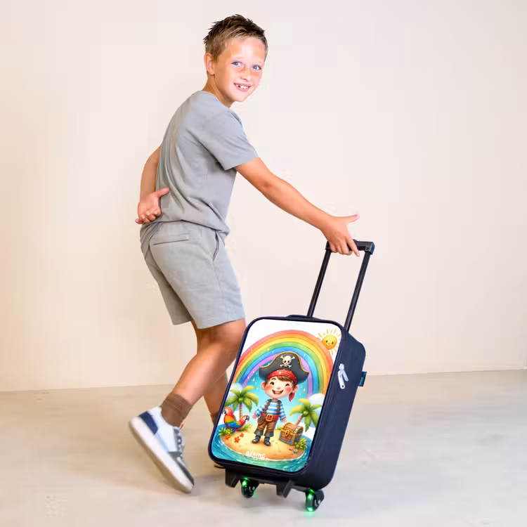 Piraat op een eiland met een schat Kinderkoffer - Zwart klein -sfeer3