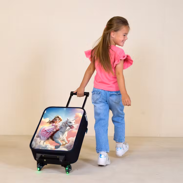 Prinses op een eenhoorn tussen de wolken Kinderkoffer - Zwart klein -sfeer1