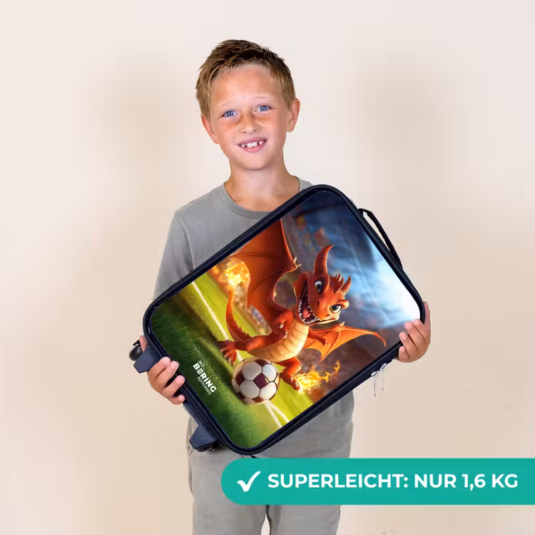 Rode draak voetbalt in zonnig stadion Kinderkoffer - Zwart klein -sfeer4_DE