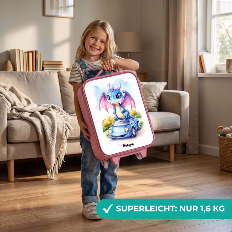 Baby draak op blauwe auto in bosrijk landschap Kinderkoffer - Roze klein -sfeer2_DE