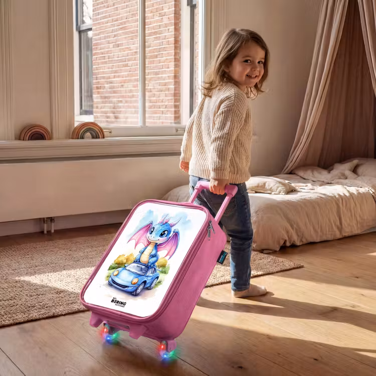 Baby draak op blauwe auto in bosrijk landschap Kinderkoffer - Roze klein -sfeer1
