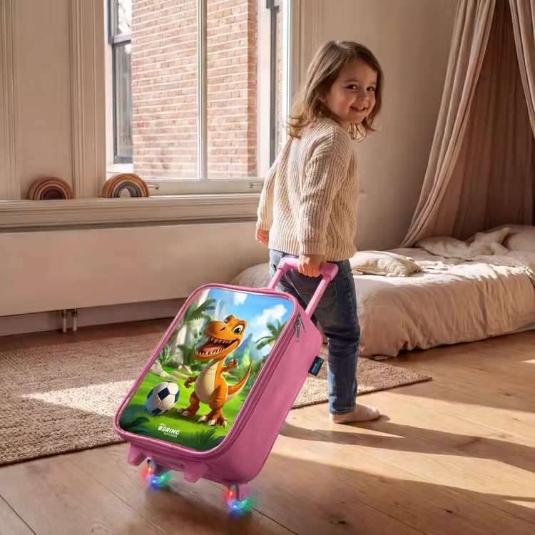 Dino met een voetbal in groen landschap Kinderkoffer - Roze klein -sfeer1