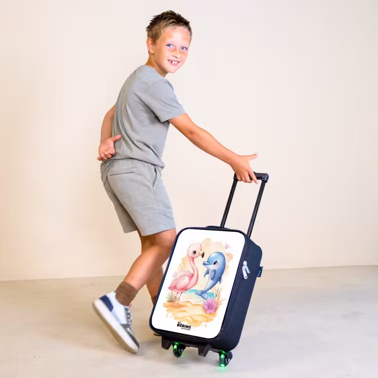 Roze flamingo en blauwe dolfijn op een strand Kinderkoffer - Zwart klein -sfeer3