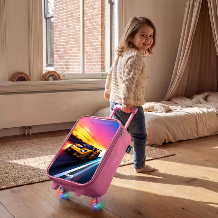 Gele raceauto bij kleurrijke zonsondergang Kinderkoffer - Roze klein -sfeer1