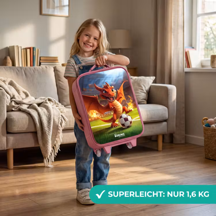 Rode draak voetbalt in zonnig stadion Kinderkoffer - Roze klein -sfeer2_DE
