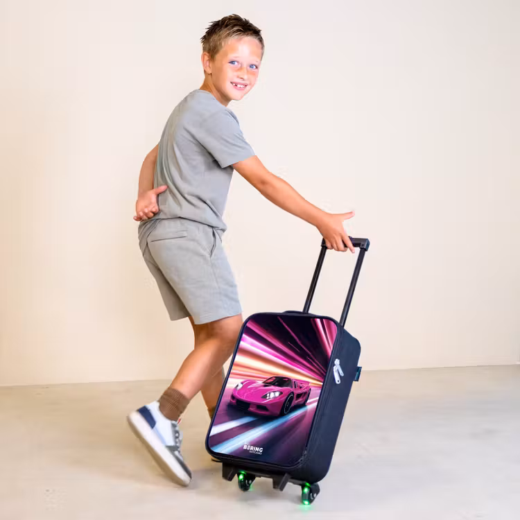 Roze raceauto flitst door neonlicht Kinderkoffer - Zwart klein -sfeer3