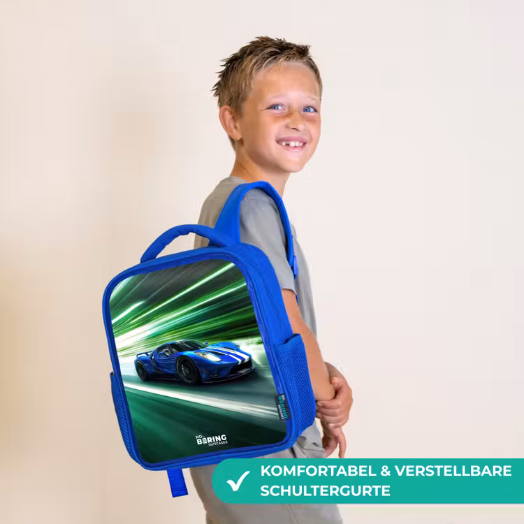 Blauwe raceauto met strepen in groene tunnel Kinderrugzak - Blauw middel -sfeer3_DE