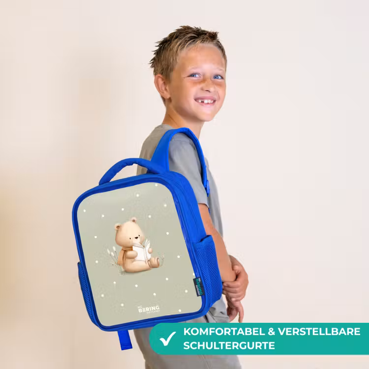 Een bruine beer die een boek leest - Groen Kinderrugzak - Blauw middel -sfeer3_DE